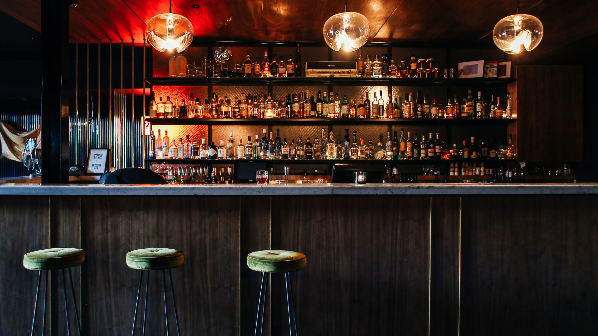 Espacios Pequeños, Grandes Ideas: Aprovecha al Máximo el Espacio para tu Bar - NOGAL BEAT
