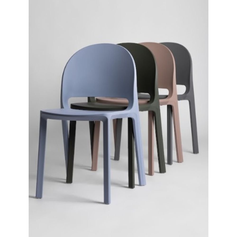 SILLA BRATTI SHINE | Silla Ocasional para Terraza | Sola Pieza | Polipropileno | Resistente Rayos UV | Apilable | Exterior | Contextos Movimiento Continuo Espacios Colectivos Reunión Gimnasios Rayos UV Ambientada