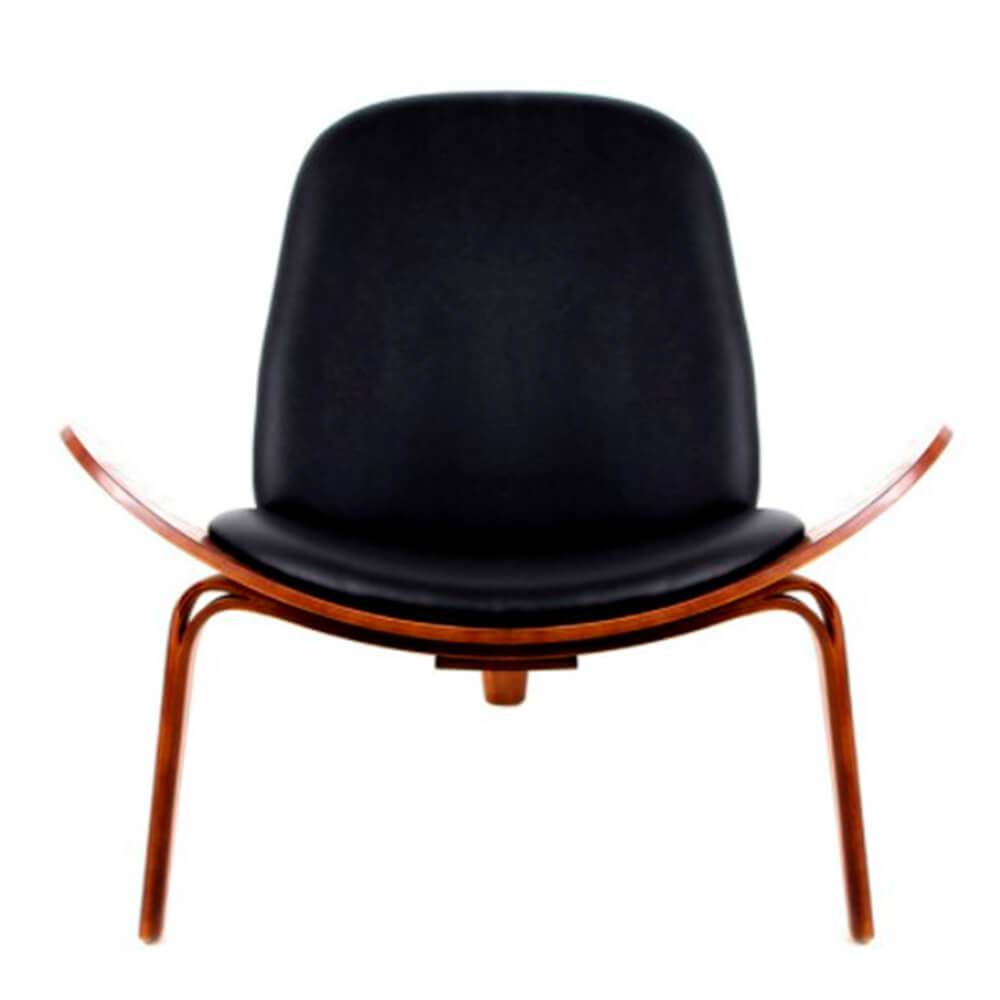 Silla ocasional Nogal Beat Wegner con base de madera Playwood y asiento de vinipiel color negro