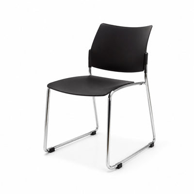 Silla de oficina operativa estibable Versa Style Volta AL-3018 con base trineo cromada y asiento en polipropileno negro