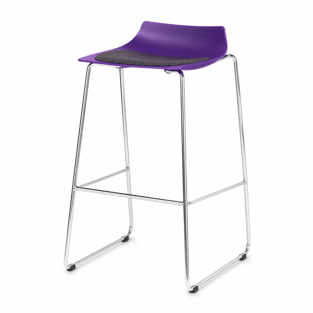 Banco comercial estibable Versa Style Bau AL-3025T con estructura trineo cold rolled y asiento tapizado morado