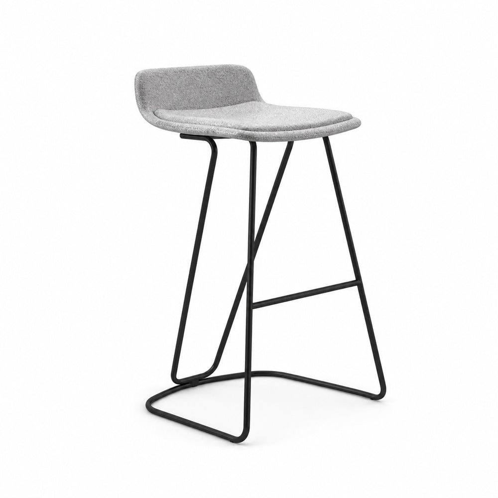 Banco Comercial Alto para Barra de 78 cm NEST de VERSA OFFSET, Banco Comercial Alto para Barra de 78 cm, vista de tres cuartos sobre fondo blanco