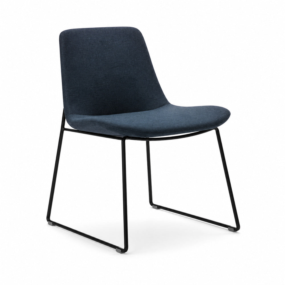Silla de Oficina Visitante MIMO visitante de VERSA OFFSET, Frente 53 cm, vista de tres cuartos sobre fondo blanco