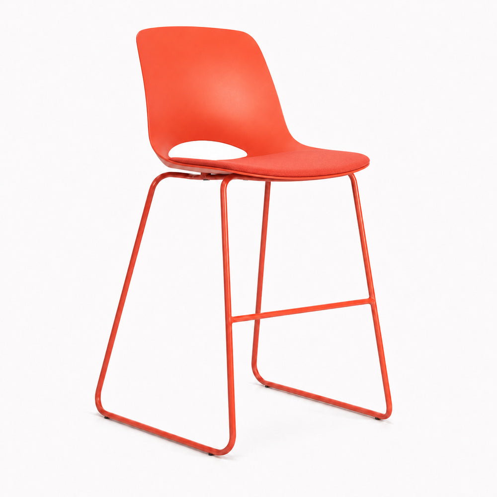 Banco Comercial Alto con Pad en Asiento Espuma Moldeada VERSA ALTUS PITCH, vista de producto sobre fondo blanco
