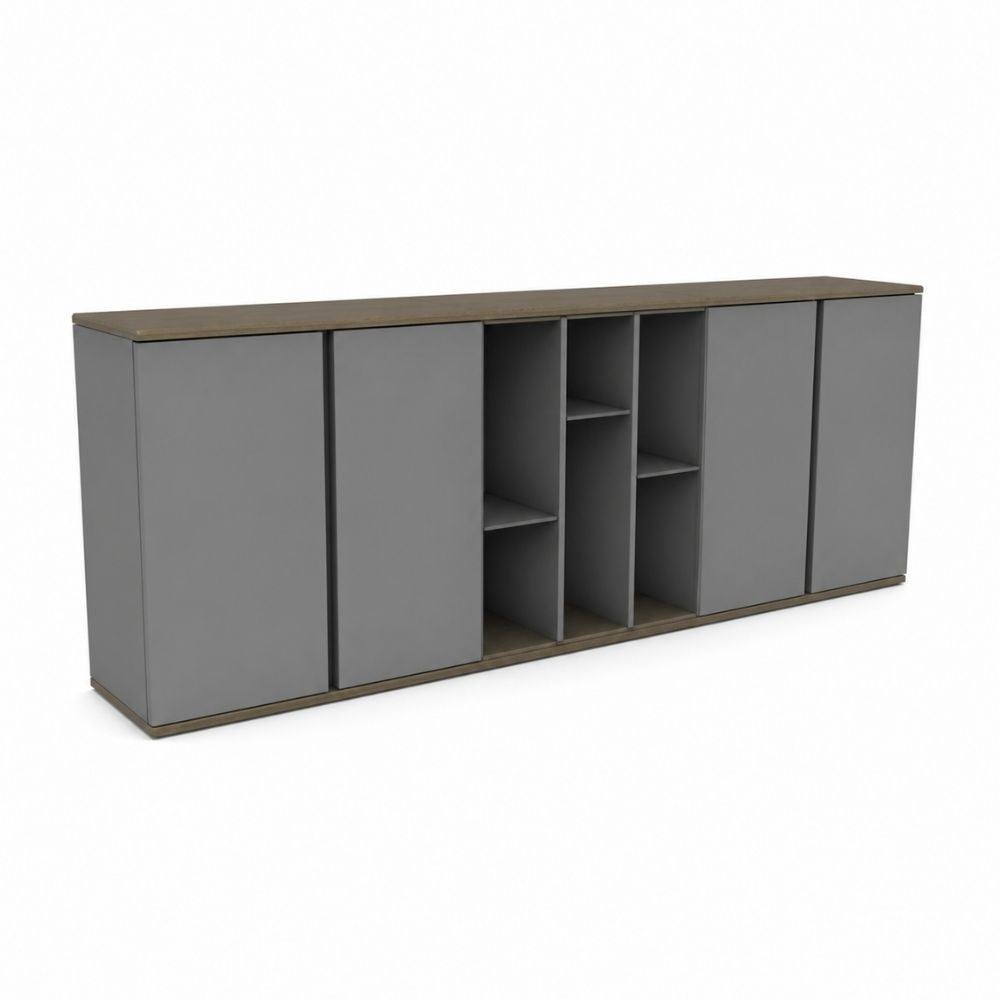 Credenza baja ARPPA de VERSA, puertas en gris con nichos centrales y cubierta en madera, vista de tres cuartos