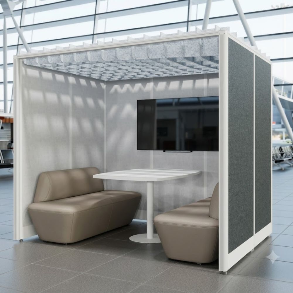 Cabina acústica V60 modular con estructura de aluminio blanco y paneles fonoabsorbentes en acabado natural, 2.3x2.3x2.1 m, opción melamina 16mm Ambientada
