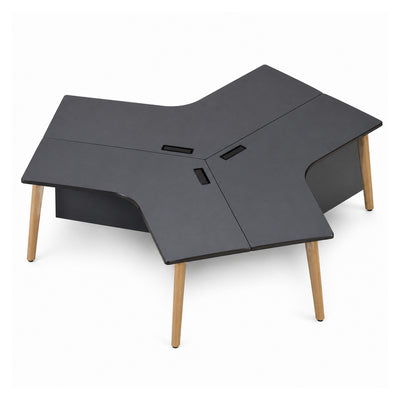 Estación de Trabajo Triceta para 3 Personas - VERSA DASH - 266×266×75 cm - Estructura Metálica Negra con Patas de Madera de Haya