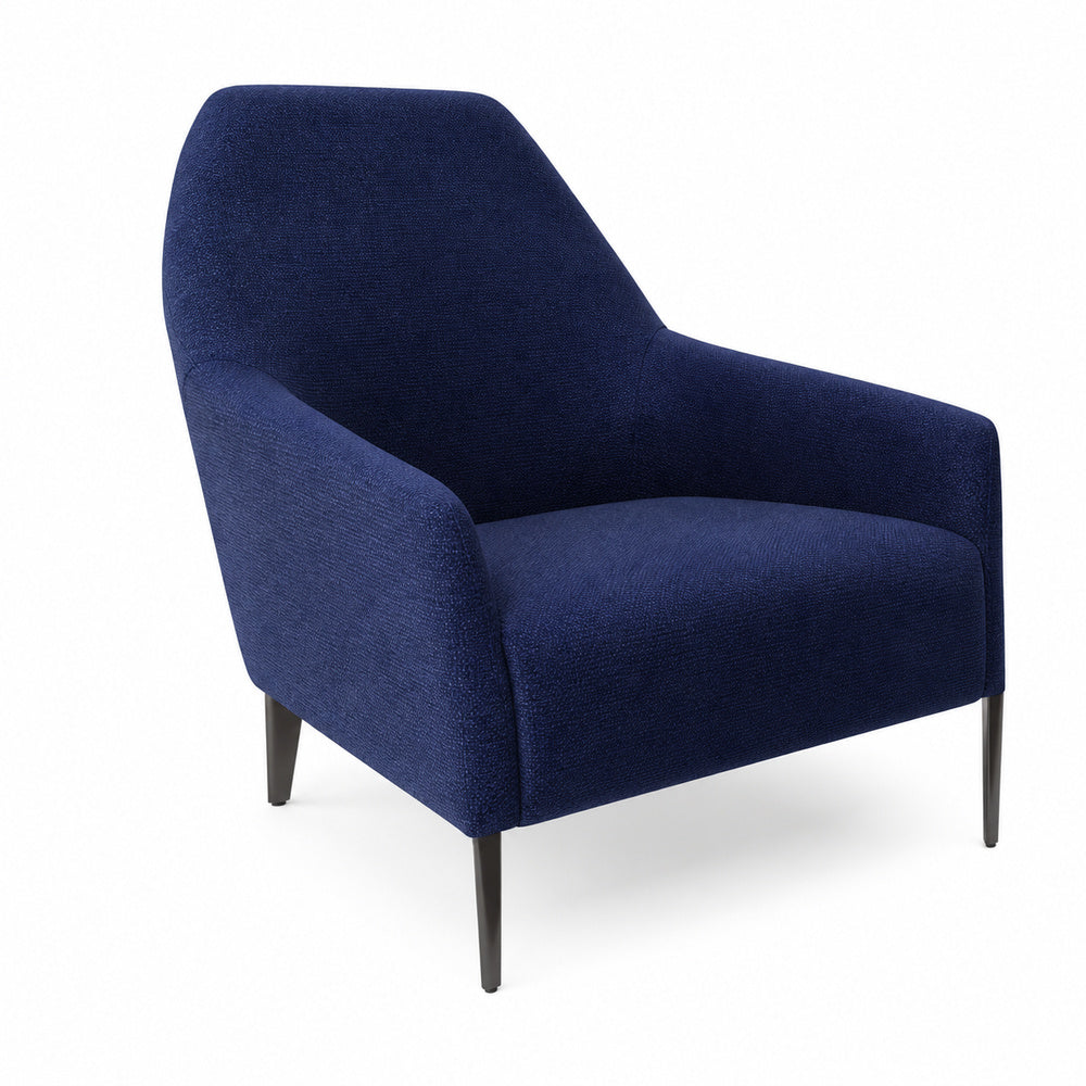Sillón Ocasional Sweep Tapizado en Sintético Altacia o Spectra SWEEP sillón de VERSA OFFSET, vista de tres cuartos sobre fondo blanco
