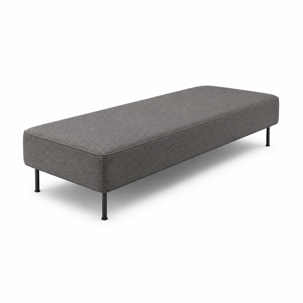 Chaise Longue Modular Mossa Altura 45 MOSSA chaise longue 180 de VERSA OFFSET, Frente 180 cm, vista de tres cuartos sobre fondo blanco