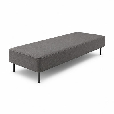 Chaise Longue Modular Mossa Altura 45 MOSSA chaise longue 180 de VERSA OFFSET, Frente 180 cm, vista de tres cuartos sobre fondo blanco