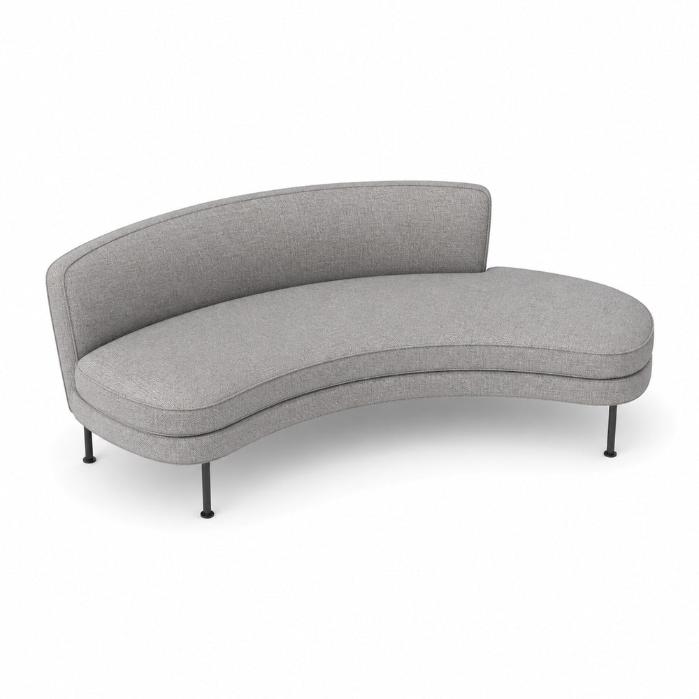 Chaise Longue Modular Mossa Altura 45 MOSSA chaise longue 120 grados de VERSA OFFSET, Frente 192 cm, vista de tres cuartos sobre fondo blanco