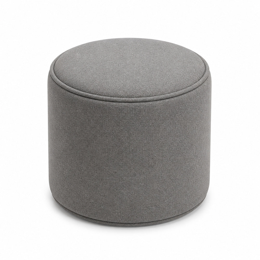 Taburete Round Tapizado Altura 45 MATTE round altura 45 de VERSA OFFSET, vista de tres cuartos sobre fondo blanco