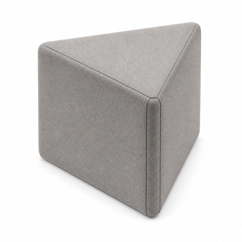 Taburete Triangle Tapizado Altura 45 MATTE triangle altura 45 de VERSA OFFSET, vista de tres cuartos sobre fondo blanco