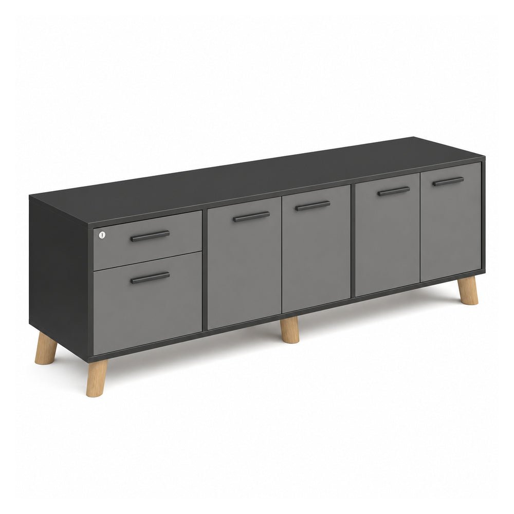 Credenza Baja Izquierda - VERSA DASH - Estructura Negra - Patas de Madera de Haya y Puertas - DS-824IM - VERSA - NOGAL BEAT - Credenza