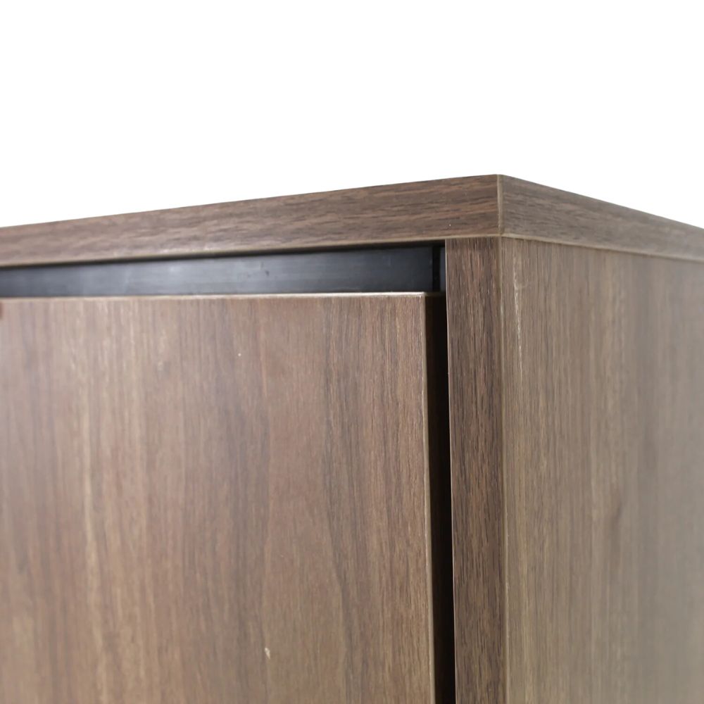 CREDENZA NOGAL BEAT CRED0903743 PORTOFINO | Credenza Ocasional para Sala Comedor | Melamina | Estructura Metálica | Interior - CRED0903743 - Mundo In - NOGAL BEAT - Credenza