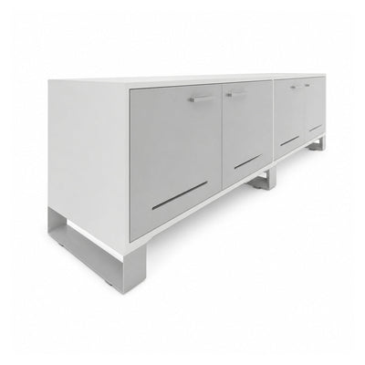 Credenza para Oficina Baja con Puertas Metálicas con Cerradura (2) - VERSA AXIO - Blanco/Gris - Frente 180 cm y Altura 57 cm - Entrepaños Internos Melamínicos Ajustables - AO-832 - VERSA - NOGAL BEAT - Credenza