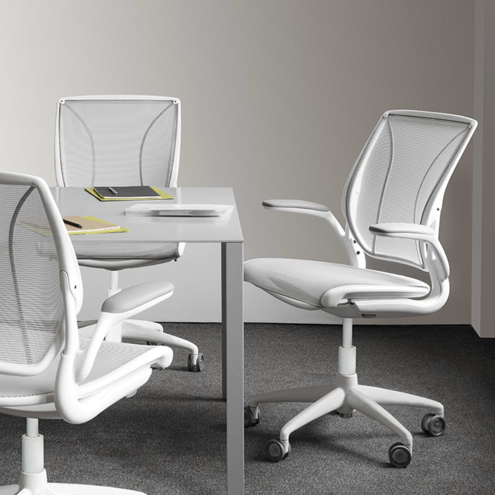 SILLA HUMANSCALE WORLD | Silla Directiva para Oficina | Base Estrella con Rodajas | Ergonómica | Interior - Silla World - HUMANSCALE - NOGAL BEAT - Sillas de oficina